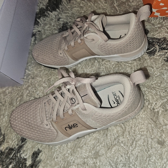 Nike - Picture 6 of 7